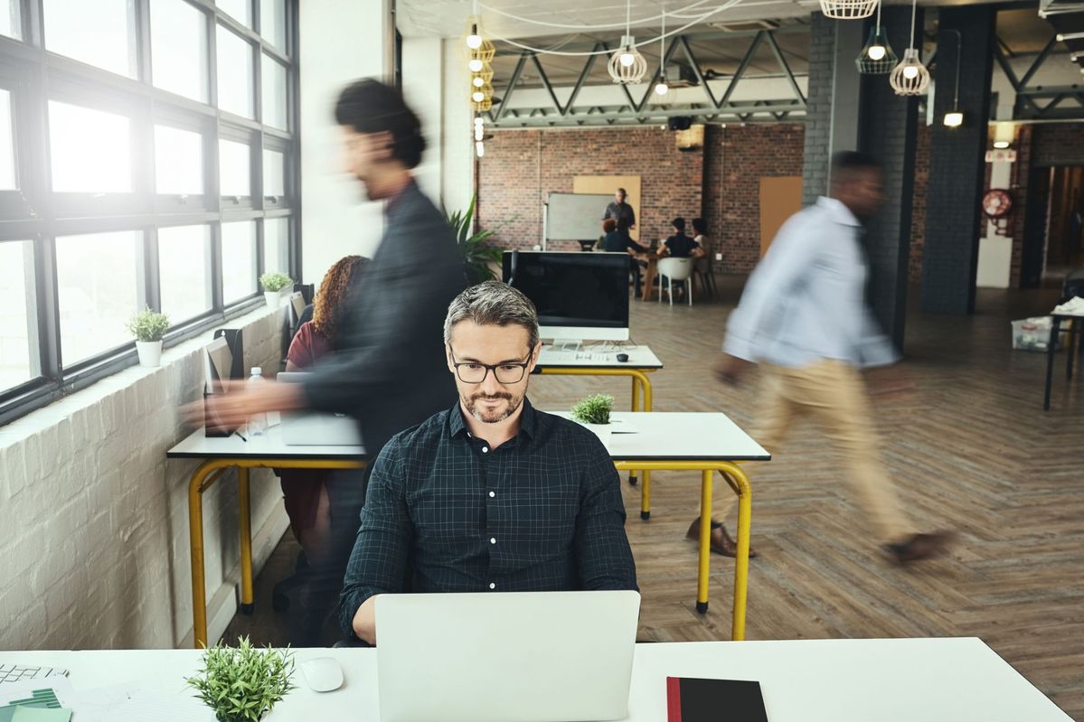 Team, das gemeinsam ein Freizeit-Event plant.