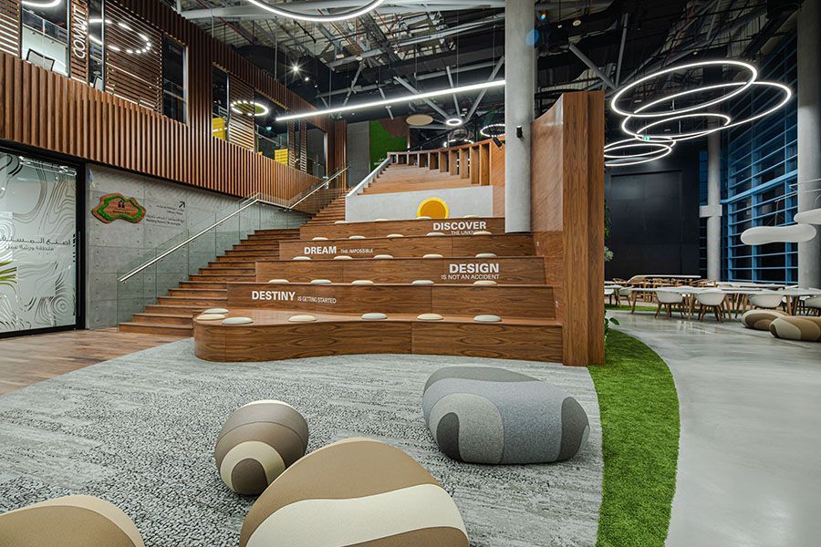 Freunde, die gemeinsam an einem kreativen Freizeit-Workshop teilnehmen.